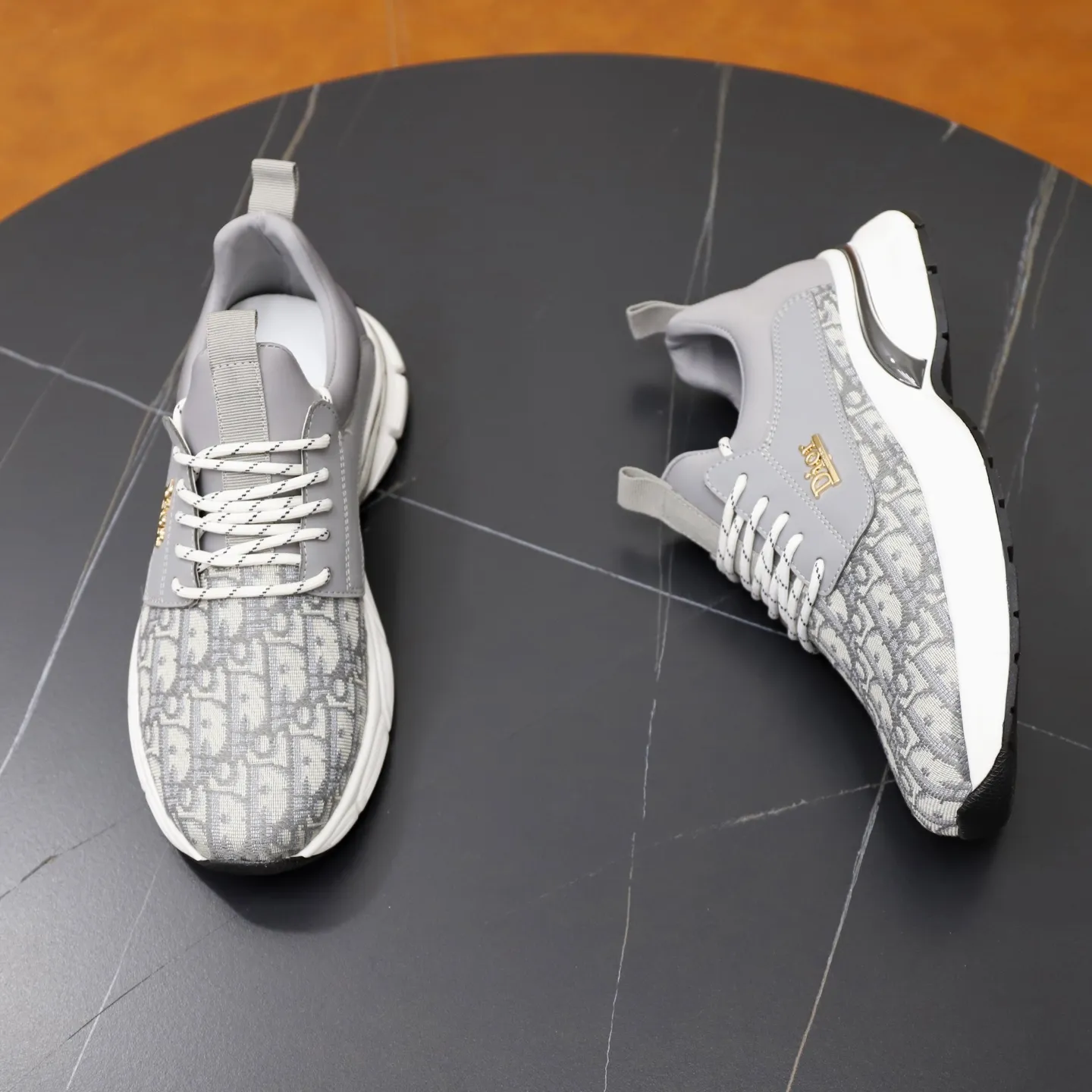 Men's shoes: 440💰🙅‍♂️🙅‍♂️🙅‍♂️ Brand: Dior DIOR Standard code: 38-44 (45 customized) Grade: Same as the official website Material: Original cowhide material spliced with brand cloth Comfortable and breathable lining Lightweight and wear-resistant sports outsole Style category: Men's fashionable casual shoes Running sports shoes Distinguished luxury brand elements Top luxury color: actual picture color